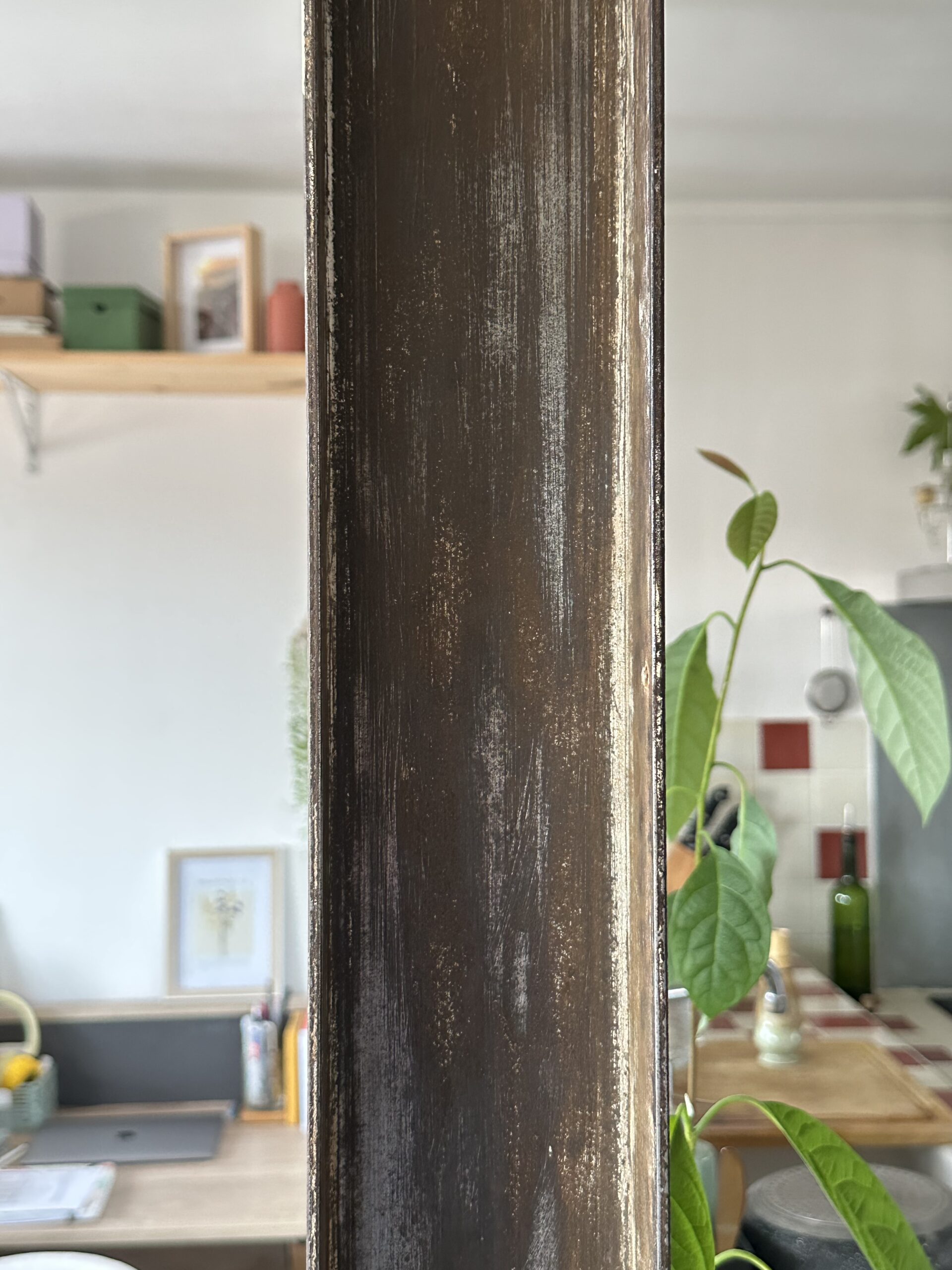 Détail de matière patinée participant à la diffusion de la lumière intérieure