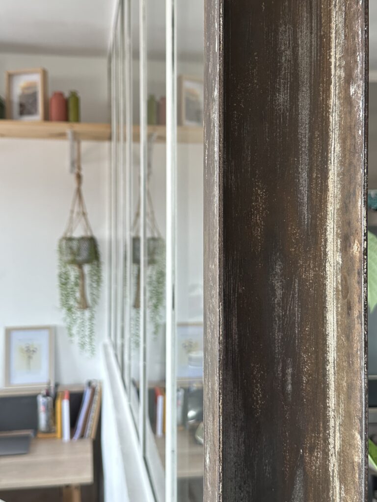 Jeux de reflets et de transparence pour amplifier la lumière dans un appartement