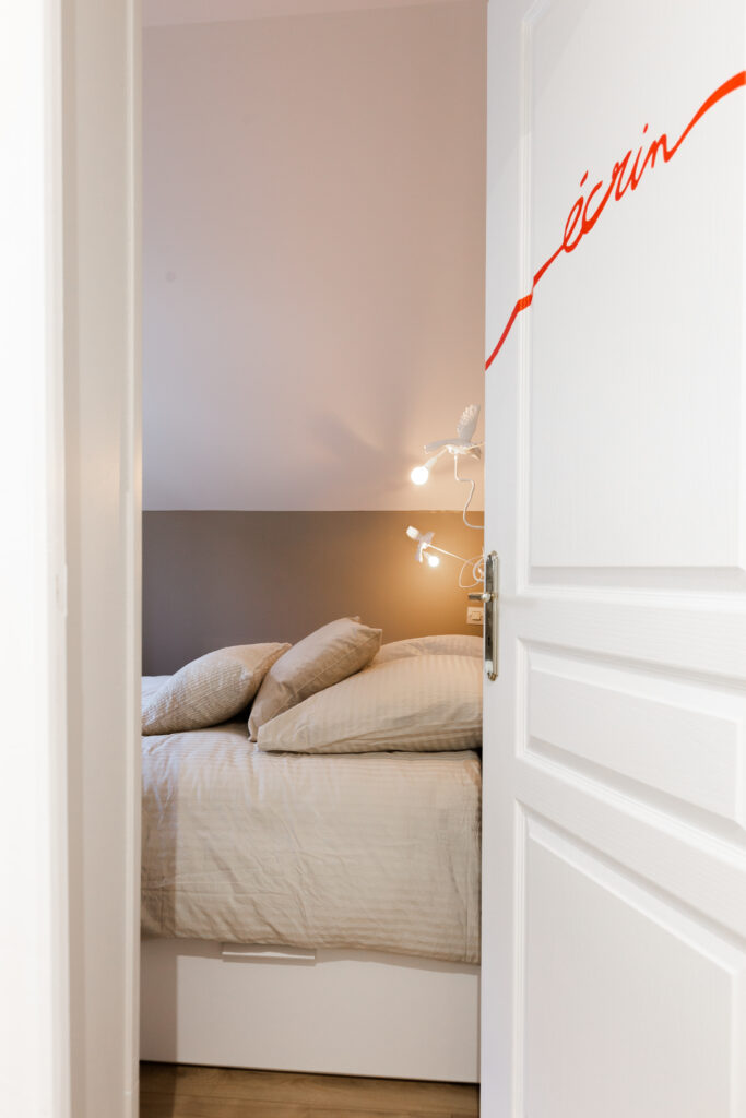 Détail de textiles et matières dans une chambre du gîte Le Rubis, architecture d’intérieur à Bayeux