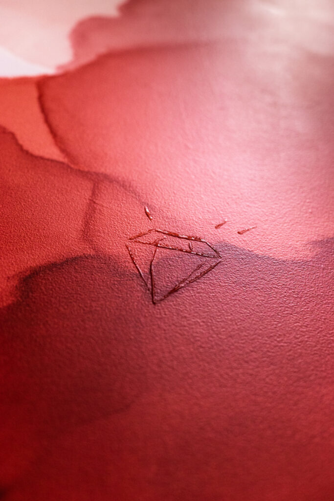 Détail de fresque murale artistique dans le gîte Le Rubis à Bayeux, architecture d’intérieur sur mesure